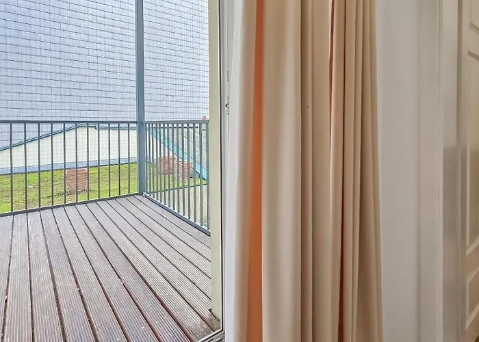 Spacious 3-bedroom Retreat With Balcony For 8 Near Millennium Tower Vienna