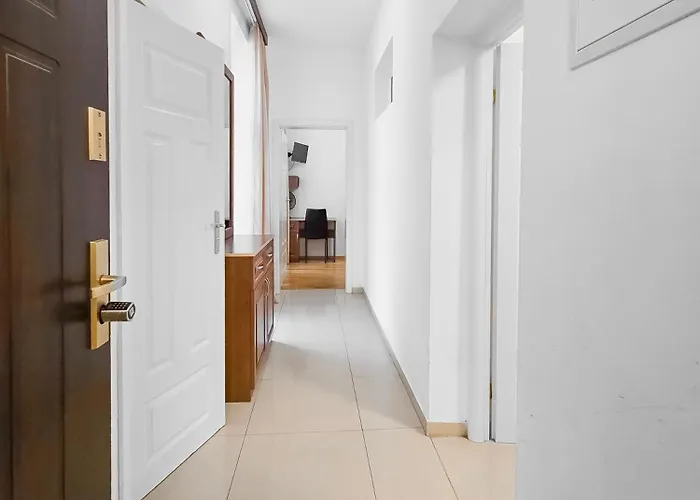 Spacious 3-bedroom Retreat With Balcony For 8 Near Millennium Tower Apartmán *