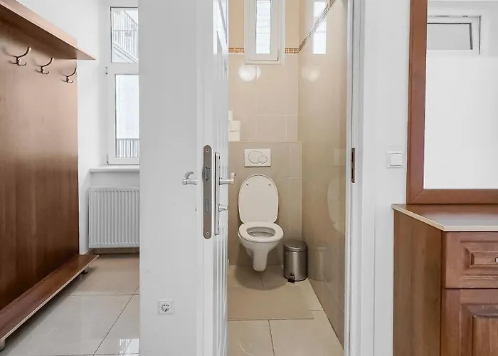 Spacious 3-bedroom Retreat With Balcony For 8 Near Millennium Tower *