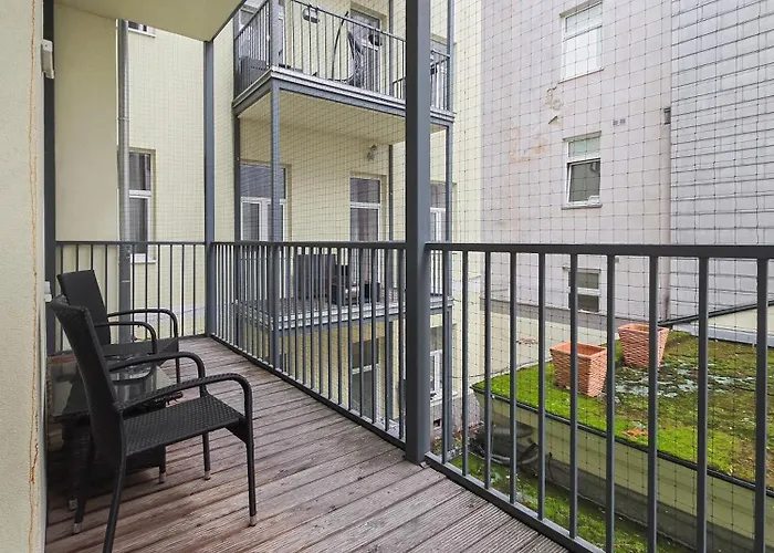 Spacious 3-bedroom Retreat With Balcony For 8 Near Millennium Tower Vídeň
