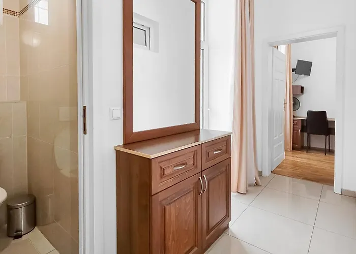Spacious 3-bedroom Retreat With Balcony For 8 Near Millennium Tower Apartmán