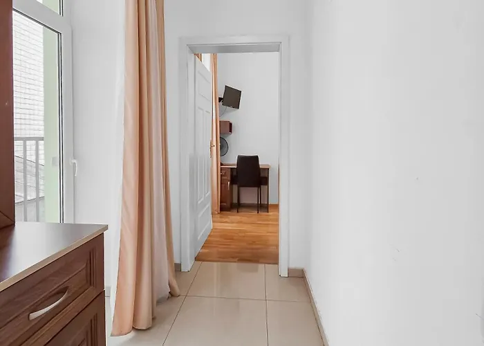Apartmán Spacious 3-bedroom Retreat With Balcony For 8 Near Millennium Tower