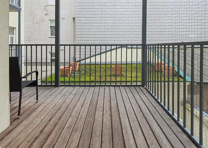 Spacious 3-bedroom Retreat With Balcony For 8 Near Millennium Tower Vídeň