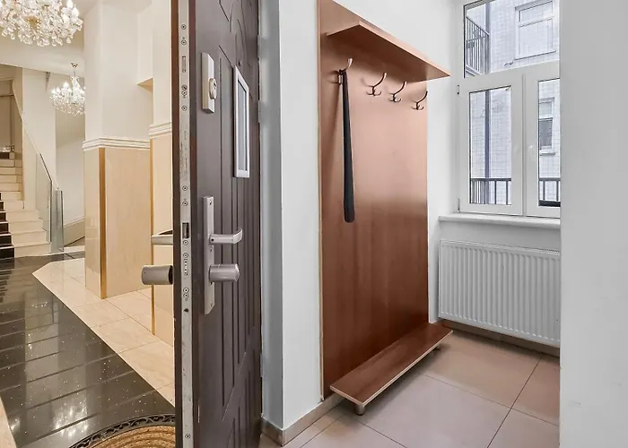 Spacious 3-bedroom Retreat With Balcony For 8 Near Millennium Tower