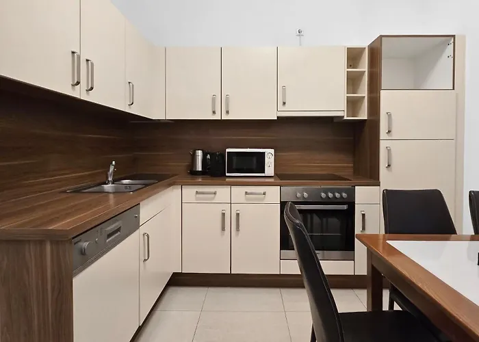 Spacious 3-bedroom Retreat With Balcony For 8 Near Millennium Tower Vídeň
