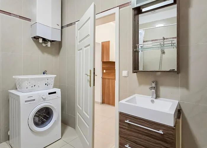 Spacious 3-bedroom Retreat With Balcony For 8 Near Millennium Tower Apartmán *