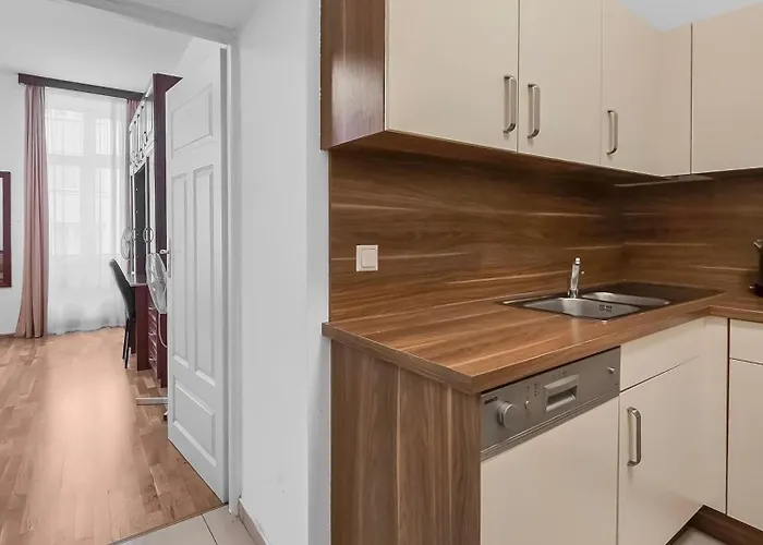 Spacious 3-bedroom Retreat With Balcony For 8 Near Millennium Tower *