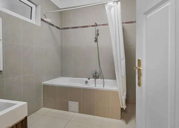 Spacious 3-bedroom Retreat With Balcony For 8 Near Millennium Tower