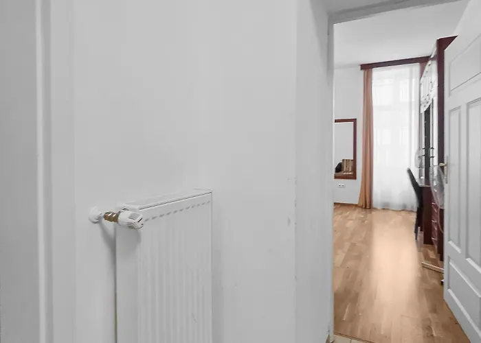 Apartmán Spacious 3-bedroom Retreat With Balcony For 8 Near Millennium Tower