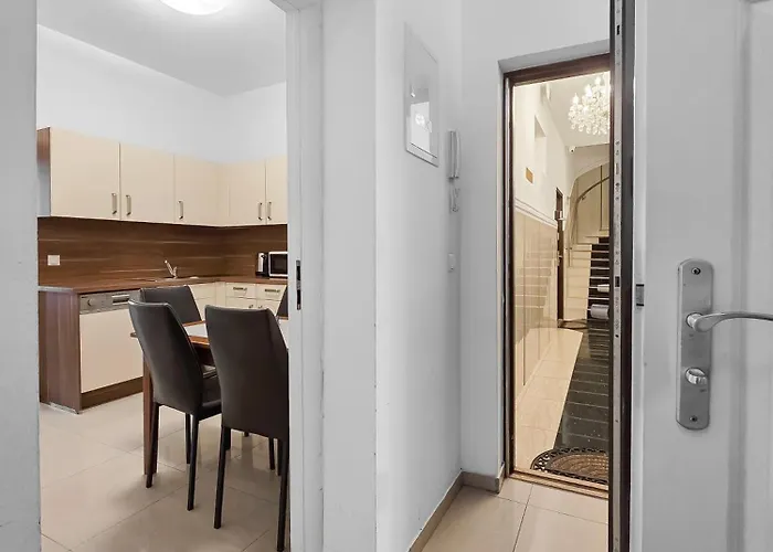 Spacious 3-bedroom Retreat With Balcony For 8 Near Millennium Tower *