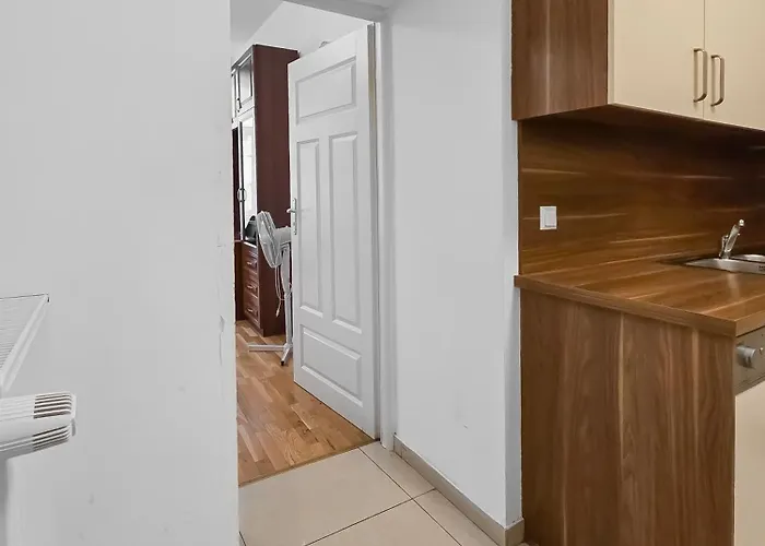Spacious 3-bedroom Retreat With Balcony For 8 Near Millennium Tower Apartmán