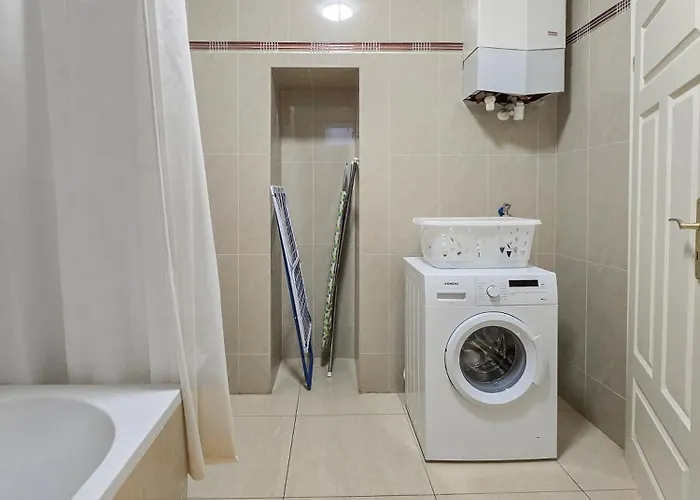 Apartmán Spacious 3-bedroom Retreat With Balcony For 8 Near Millennium Tower