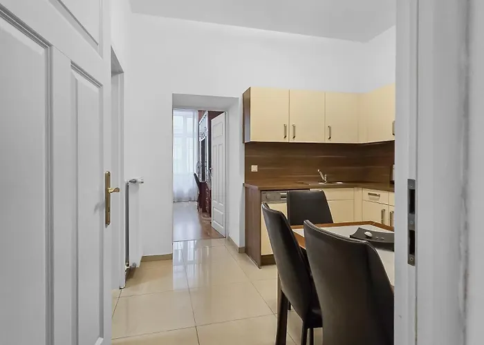 Spacious 3-bedroom Retreat With Balcony For 8 Near Millennium Tower Apartmán *