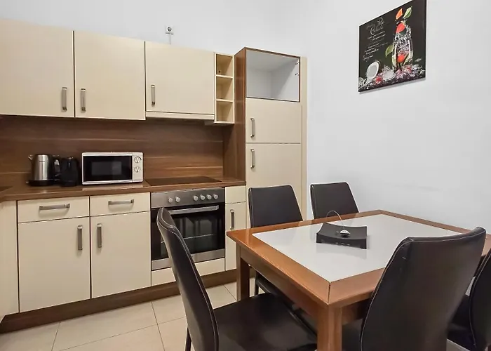 Apartmán Spacious 3-bedroom Retreat With Balcony For 8 Near Millennium Tower Vídeň