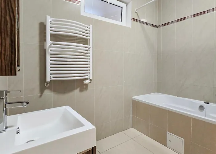 Spacious 3-bedroom Retreat With Balcony For 8 Near Millennium Tower * Vídeň