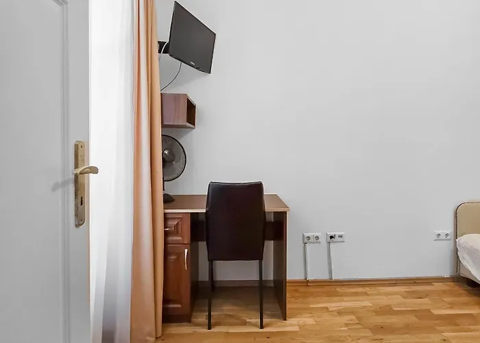 Spacious 3-bedroom Retreat With Balcony For 8 Near Millennium Tower