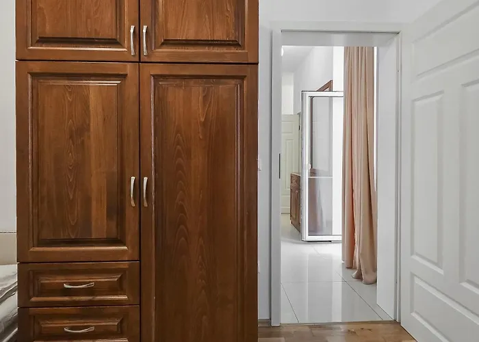 Spacious 3-bedroom Retreat With Balcony For 8 Near Millennium Tower Apartmán