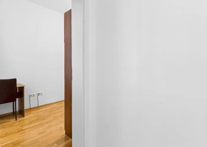 Spacious 3-bedroom Retreat With Balcony For 8 Near Millennium Tower *