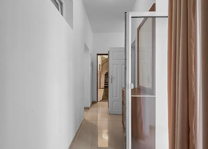 Spacious 3-bedroom Retreat With Balcony For 8 Near Millennium Tower Vídeň