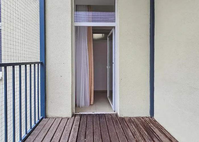 Spacious 3-bedroom Retreat With Balcony For 8 Near Millennium Tower