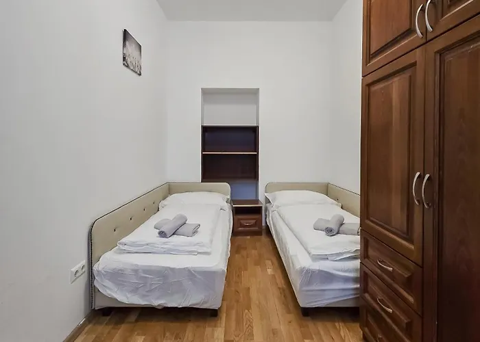 Spacious 3-bedroom Retreat With Balcony For 8 Near Millennium Tower Apartmán