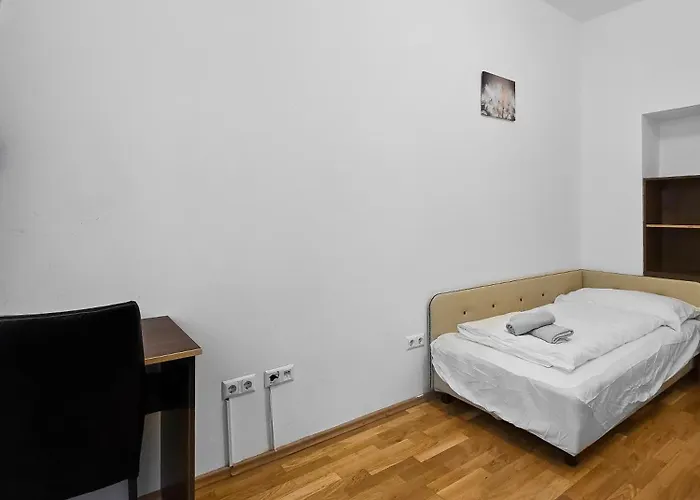 Apartmán Spacious 3-bedroom Retreat With Balcony For 8 Near Millennium Tower