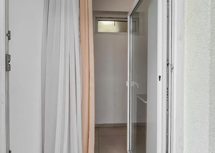 Apartmán Spacious 3-bedroom Retreat With Balcony For 8 Near Millennium Tower *