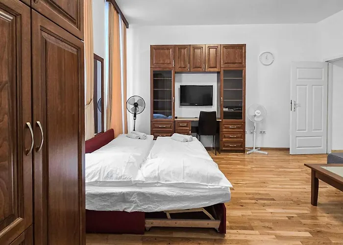 Spacious 3-bedroom Retreat With Balcony For 8 Near Millennium Tower Apartmán *