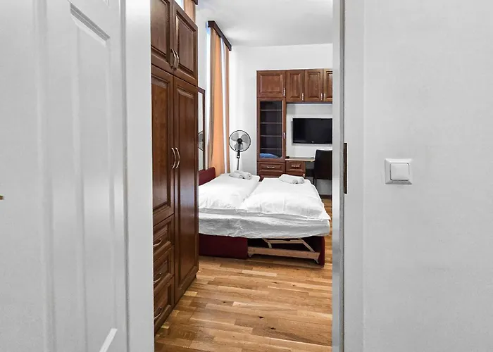 Spacious 3-bedroom Retreat With Balcony For 8 Near Millennium Tower Apartmán