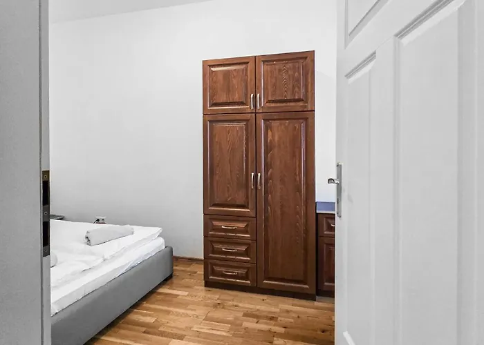 Spacious 3-bedroom Retreat With Balcony For 8 Near Millennium Tower Apartment *