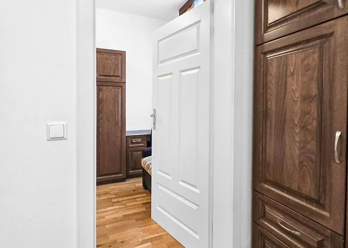 Spacious 3-bedroom Retreat With Balcony For 8 Near Millennium Tower *