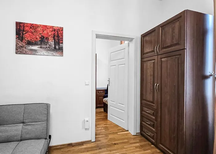 Spacious 3-bedroom Retreat With Balcony For 8 Near Millennium Tower Vídeň