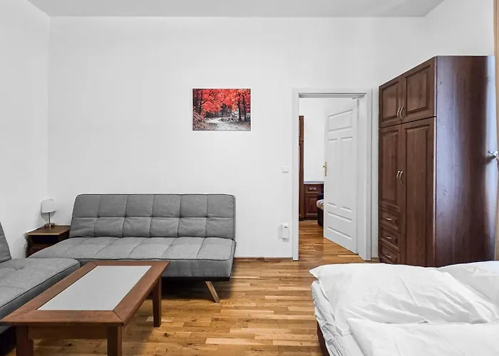 Spacious 3-bedroom Retreat With Balcony For 8 Near Millennium Tower Apartmán