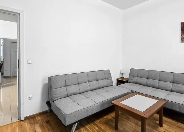 Spacious 3-bedroom Retreat With Balcony For 8 Near Millennium Tower *