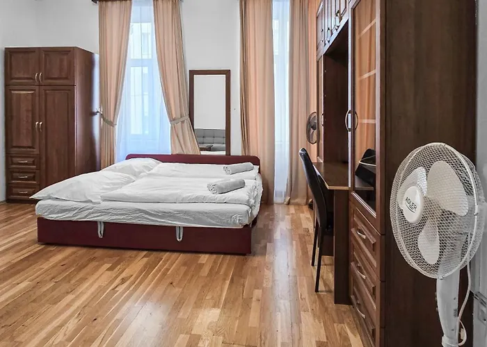 Spacious 3-bedroom Retreat With Balcony For 8 Near Millennium Tower *