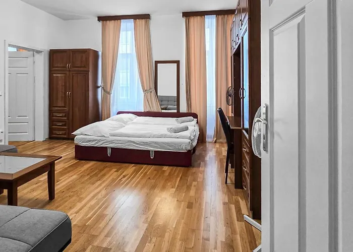 Spacious 3-bedroom Retreat With Balcony For 8 Near Millennium Tower Apartmán *