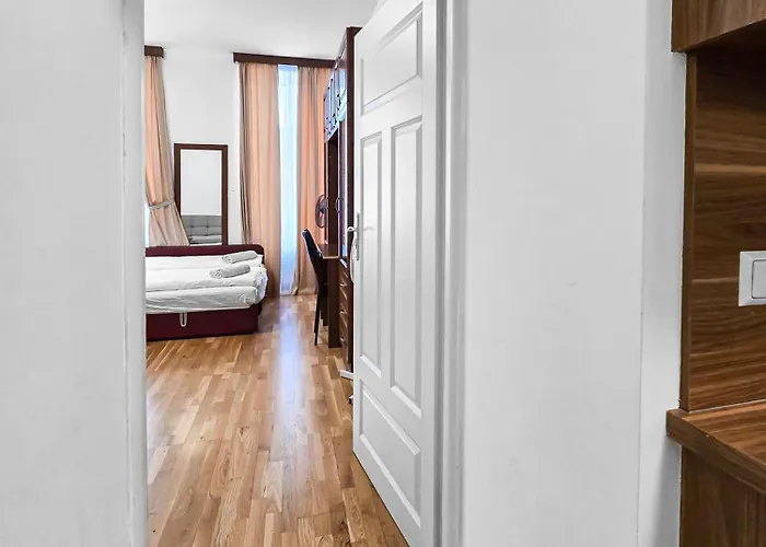 Spacious 3-bedroom Retreat With Balcony For 8 Near Millennium Tower Apartmán *